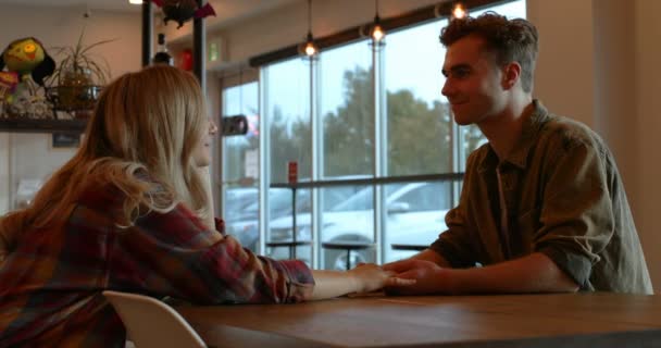 Pareja Joven Interactuando Entre Café Sonriendo Feliz Pareja — Vídeos de Stock