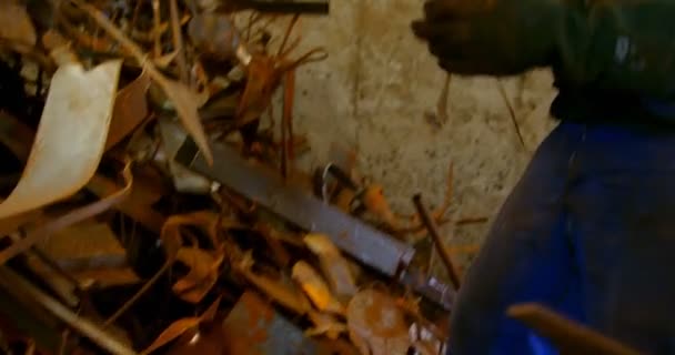 Trabalhador Colocando Metal Carrinho Mão Oficina Fundição Pilha Sucata Metal — Vídeo de Stock