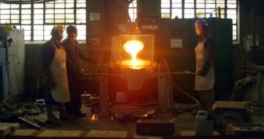 Erime Metal döküm atölyesinde işçi. Konteyner 4 k metal erime