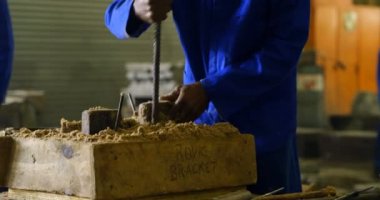 Alt toprak ahşap kalıp atölyesinde koyarak. 4 k arka planda yürüyen iş arkadaşı