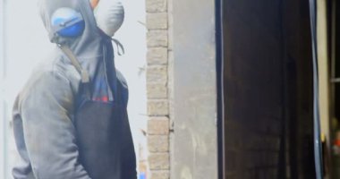 Genel gider vinç yardımıyla atölyede çalışan. Genel gider vinç 4 k döküm metal taşıma