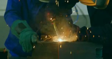 Robot mühendis robot depoda çalışıyor. 4 k kaynak kullanarak mühendisleri meşale