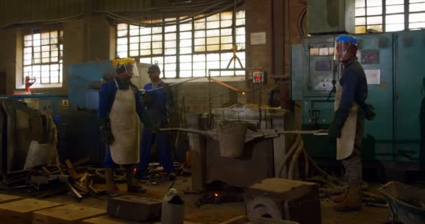 Molted Metal Atölyesinde Konteyner Taşıyan Işçilerin Grup Birlikte Çalışma Wokrshop — Stok video