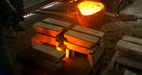 Travailleurs masculins transportant conteneur de métal en mue à l'atelier. Travailleurs travaillant ensemble dans l'atelier 4k 