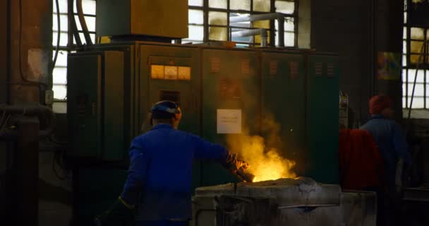 Hombre Trabajador Calefacción Metal Horno Taller Horno Caliente Taller — Vídeo de stock