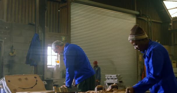 Εργαζόμενοι Βάζοντας Χώμα Ξύλινα Καλούπια Στο Εργαστήριο Εργαζομένων Που Αλληλεπιδρούν — Αρχείο Βίντεο