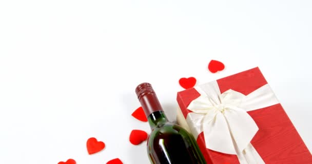 Botella Vino Caja Regalo Corazones Rojos Dispersos Superficie Blanca — Vídeos de Stock