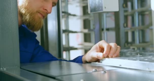 Ingeniero Robótico Examina Máquina Robótica Almacén Máquina Almacén — Vídeos de Stock