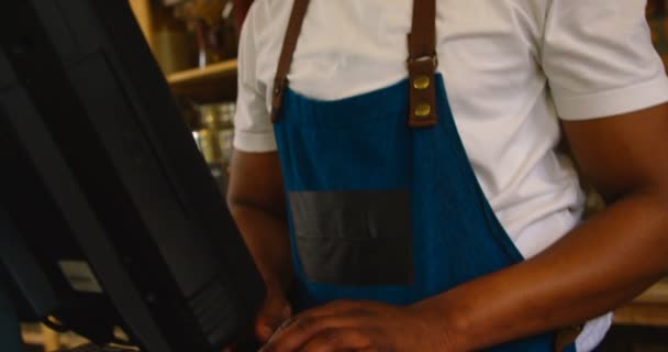 Equipe Masculina Trabalhando Computador Balcão Pessoal Masculino Atento Supermercado — Vídeo de Stock