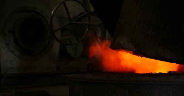 在车间加热的熔融金属 车间4K 中的炉 — 图库视频影像