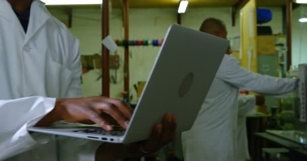 Arbeiter Mit Laptop Glasfabrik Arbeiter Arbeiten Hintergrund — Stockvideo