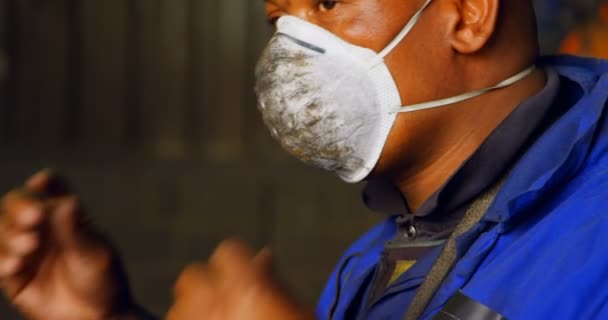 Werknemer Masker Verwijderen Gieterij Atelier Doordachte Werknemer — Stockvideo