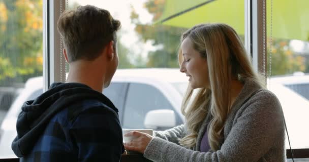 Молодая Пара Взаимодействует Друг Другом Кафе Женщина Пьет Кофе Кафе — стоковое видео