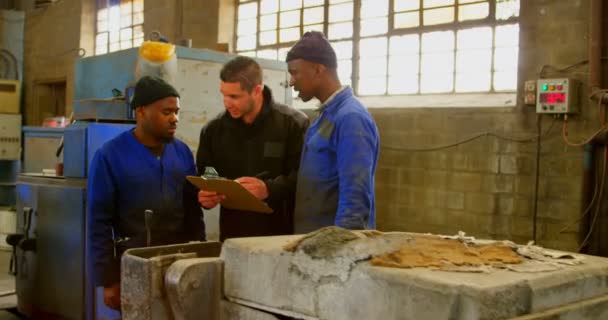 Arbeiter Diskutieren Mit Vorgesetzten Klemmbrett Der Werkstatt Supervisor Hält Klemmbrett — Stockvideo