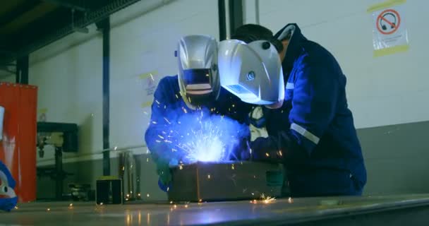 Ingenieros Robóticos Soldando Metal Almacén Robótico Ingenieros Usando Linterna Soldadura — Vídeo de stock