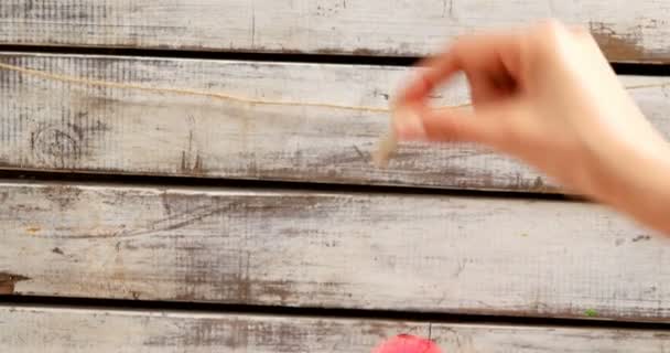 Persona Fijó Corazón Papel Color Rojo Contra Superficie Madera Concepto — Vídeo de stock