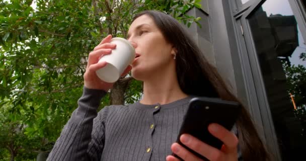 Visão Baixo Ângulo Mulher Feliz Usando Telefone Celular Cidade Mulher — Vídeo de Stock