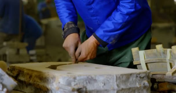 Männlicher Arbeiter Bei Der Herstellung Von Metallgussformen Einer Gießerei Werkstatt — Stockvideo