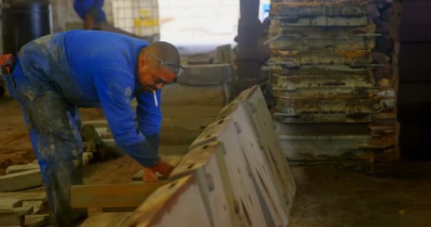 鋳物ワーク ショップでの作業 の作業中の労働者のたばこ — ストック動画