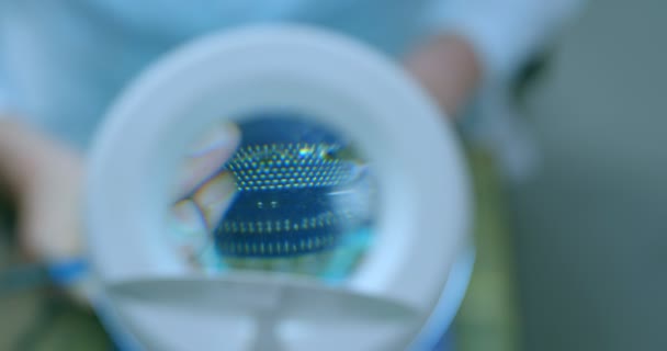 Ingeniero Robótico Montando Placa Circuito Escritorio Placa Circuito Través Lámpara — Vídeos de Stock