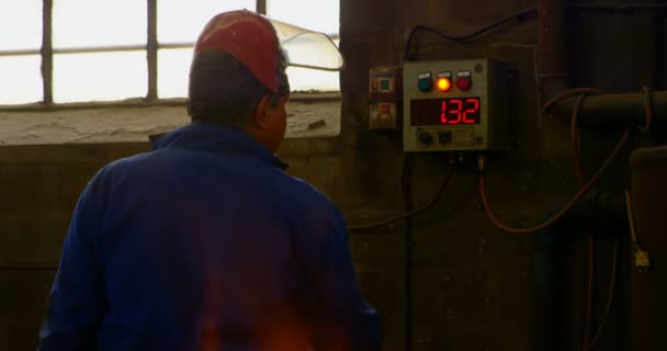 Trabajador Masculino Operando Panel Control Taller Metal Moldeado Caliente Contenedor — Vídeo de stock