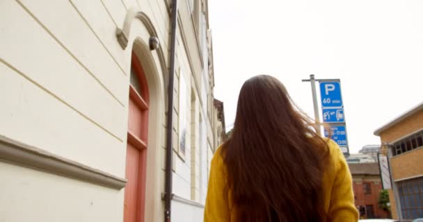 Beautiful Woman Walking City Street Sunny Day Woman Looking Away — Stock Video