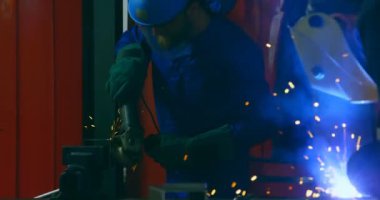 Erkek robotik mühendis robot depoda çalışıyor. Erkek mühendis kaynak meşale 4 k kullanma