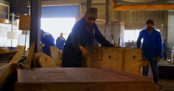 Trabajadores Que Trabajan Taller Fundición Molde Ajuste Del Trabajador — Vídeos de Stock