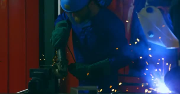 Ingenieros Robóticos Trabajando Almacenes Robóticos Ingeniero Masculino Usando Linterna Soldadura — Vídeo de stock