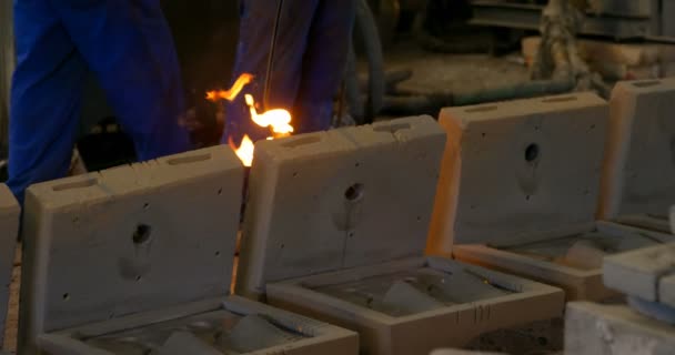männliche Arbeiter erhitzen Formen in der Werkstatt. männlicher Arbeiter mit Taschenlampe 4k