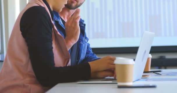 Seitenansicht Junger Geschäftskollegen Die Modernen Büro Über Laptop Diskutieren Junge — Stockvideo