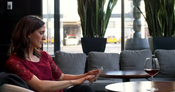 Güzel Beyaz Modern Otel Dijital Tablet Üzerinde Çalışan Kadını Yan — Stok video