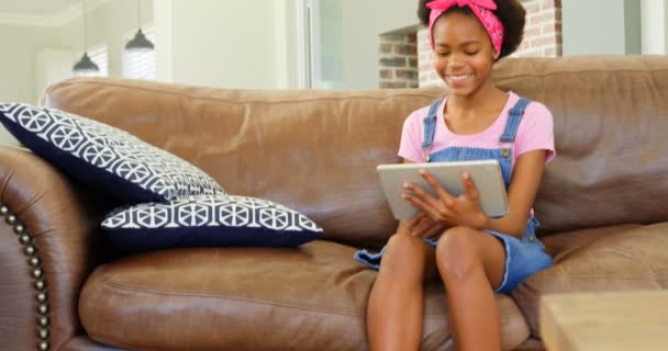 Vista Frontal Menina Negra Usando Tablet Digital Sala Estar Casa — Vídeo de Stock