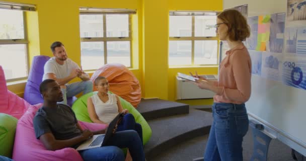 年轻的混血商业团队规划和坐在现代办公室 年轻的混血商业团队讨论数字平板电脑4K — 图库视频影像