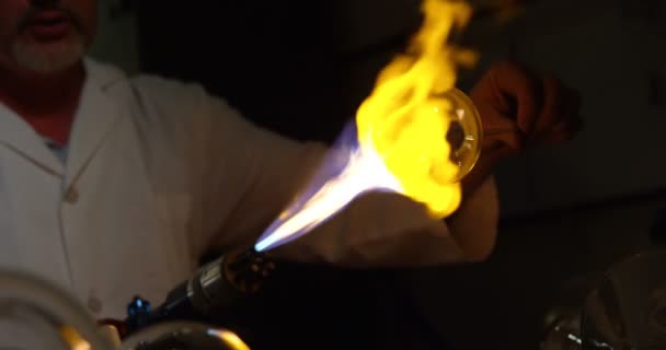 ガラス工房でガラスを吹く男性労働者のクローズ アップ 男性ワーカー加熱ガラス — ストック動画