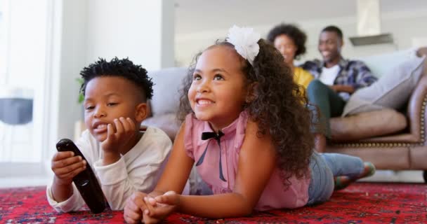 Widok Przodu Cute Czarny Rodzeństwo Oglądanie Telewizji Salonie Wygodna Domu — Wideo stockowe