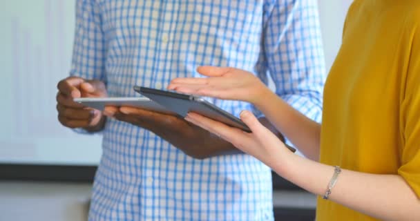 Junge Gemischte Rasse Geschäftskollegen Die Modernen Büro Laptop Und Digitalem — Stockvideo