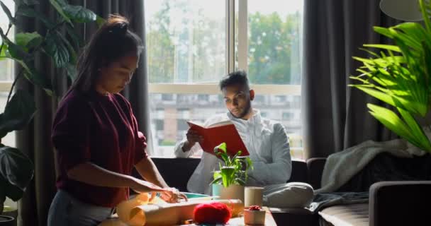 Vista Lateral Joven Mujer Asiática Empacando Regalo Sala Estar Casa — Vídeos de Stock