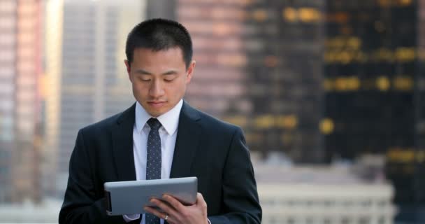 디지털 태블릿에 아시아 사업가의 발코니에 아시아 실업가 — 비디오