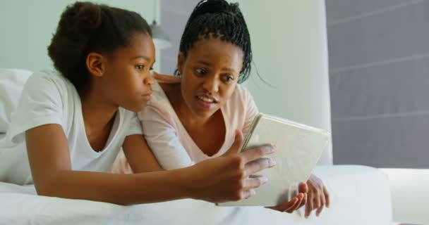 Vista Frontal Mãe Filha Negras Usando Tablet Digital Quarto Casa — Vídeo de Stock