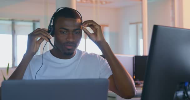 Vista Frontal Del Joven Ejecutivo Negro Trabajando Computadora Escritorio Oficina — Vídeos de Stock