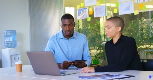 Ung Blandad Ras Affärskollegor Diskuterar Över Laptop Moderna Kontor Ung — Stockvideo