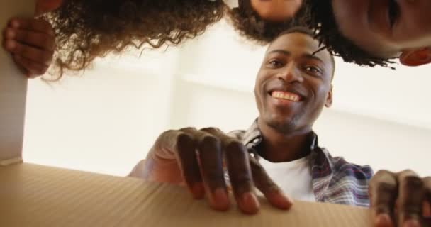 Opwaartse Weergave Van Zwarte Familie Kartonnen Dozen Comfortabel Thuis Uitpakken — Stockvideo