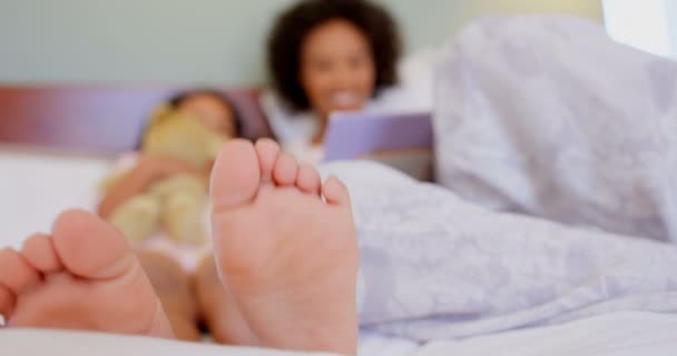 Close Mãe Filha Negra Lendo Livro Histórias Uma Casa Confortável — Vídeo de Stock