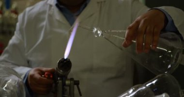 Olgun Hintli erkek işçi yapma cam cam fabrikasında önden görünümü. Cam üfleme meşale 4 k kullanarak Olgun Hint erkek işçi