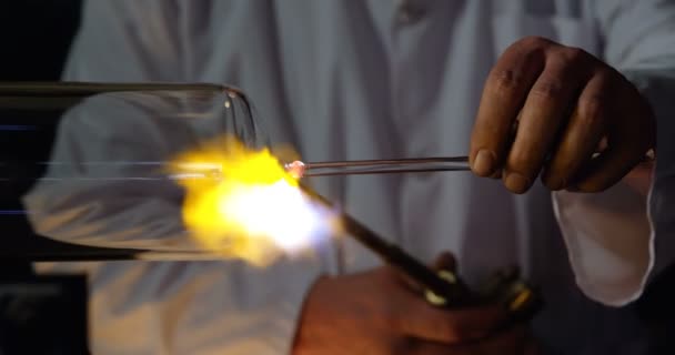 ガラス工房でガラスを作成する男性労働者の中間セクション 男性ワーカー加熱ガラス — ストック動画