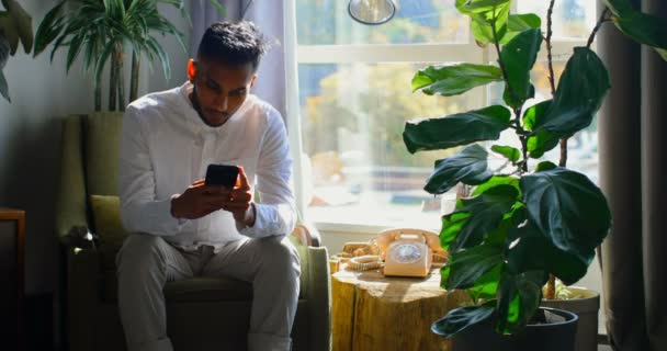 Vista Frontal Joven Asiático Usando Teléfono Móvil Sala Estar Casa — Vídeos de Stock