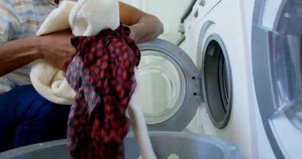 Zijaanzicht Van Zwarte Man Kleren Wassen Wasmachine Thuis Midden Gedeelte — Stockvideo