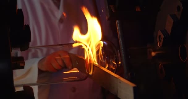 在玻璃厂制造玻璃的男工中段 男工加热玻璃4K — 图库视频影像