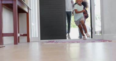 Siyah aile eve girerken önden görünümü. Elele birbirlerinin 4 k ailesi